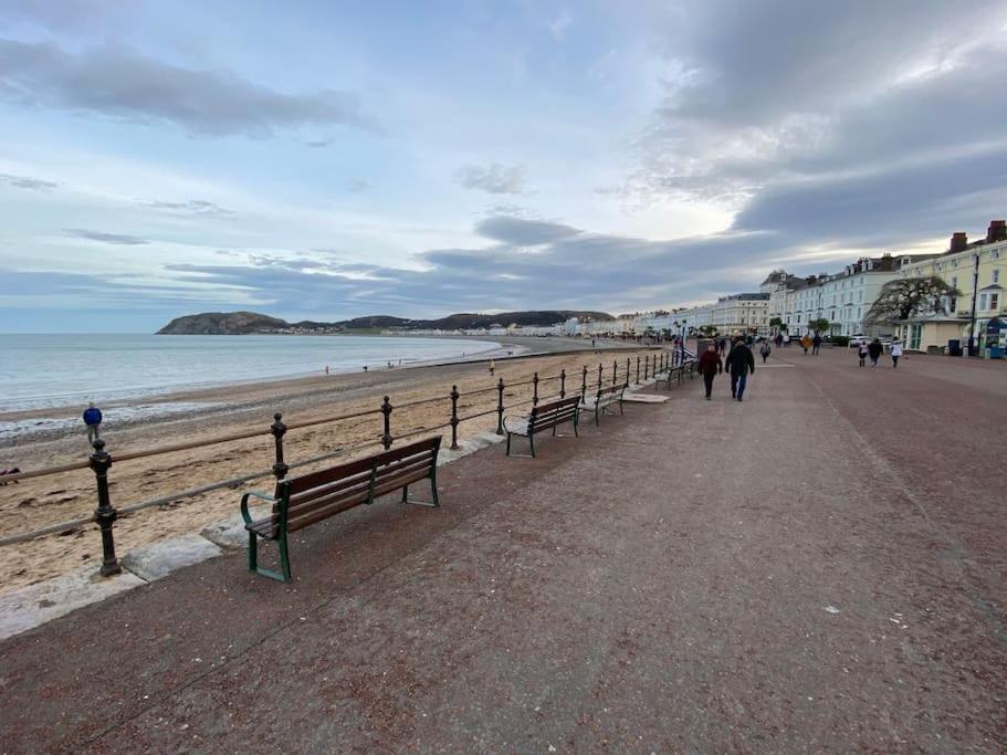 Private Parking, Central Llandudno, King Bed With Ensuite At Clement Lodge Exterior foto
